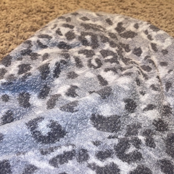 Aerie Fuzzy Sweatshirt - Picture 10 of 11